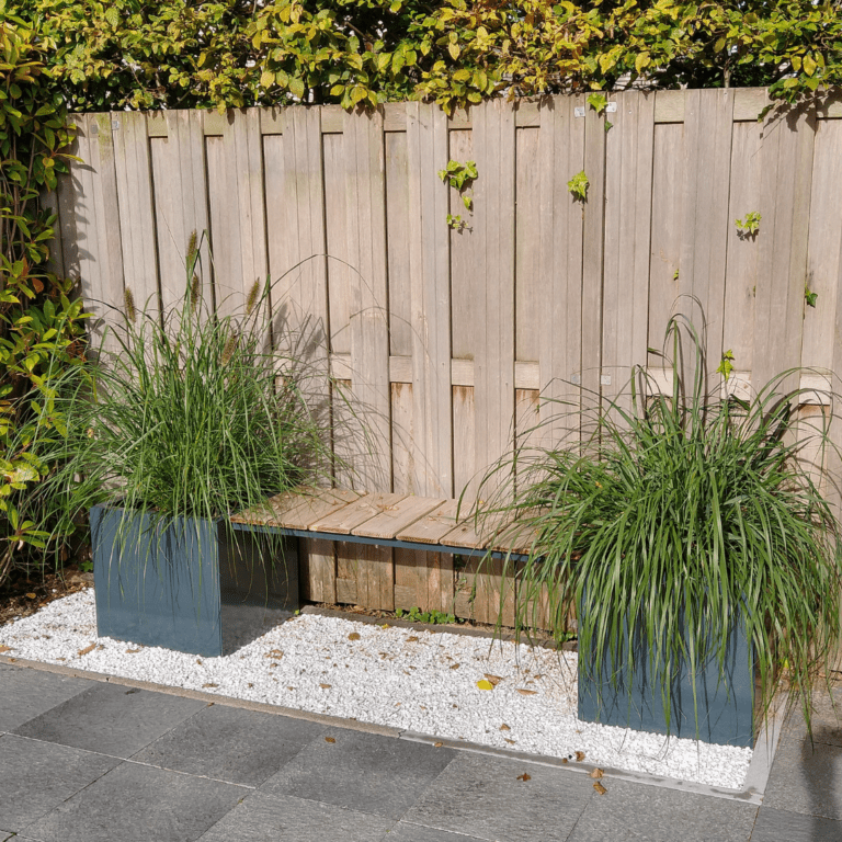 Jardinera de acero con tratamiento electrostático con asiento Vegas Miami