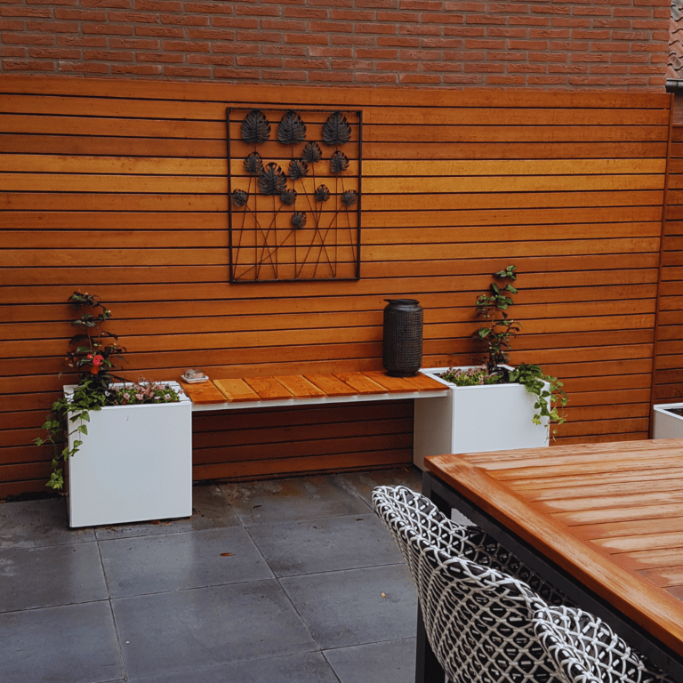 Jardinera de acero con tratamiento electrostático con asiento Vegas Miami