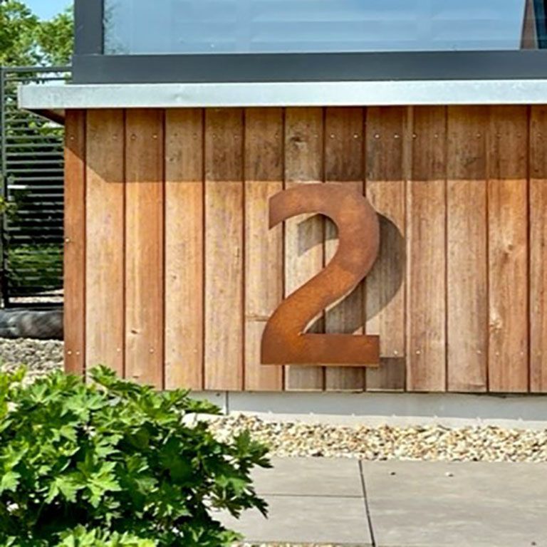 Número de casa de acero corten 2 - 32,7 x 50 cm